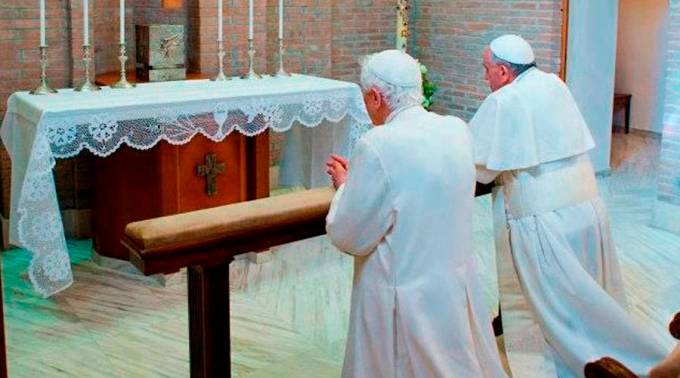 Papa Francisco: Benedicto XVI enseña con su vida cómo hacer teología de rodillas