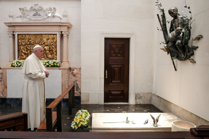 VIDEO: Papa Francisco reza ante las tumbas de los pastorcitos de Fátima