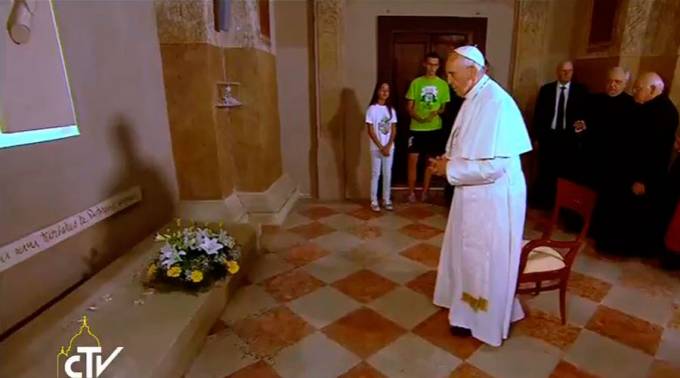 El Papa anima al clero a vivir como sacerdotes pobres y no como pobres sacerdotes