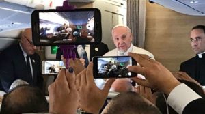 Desde el avión, el Papa pide oraciones por paz en Colombia y diálogo en Venezuela