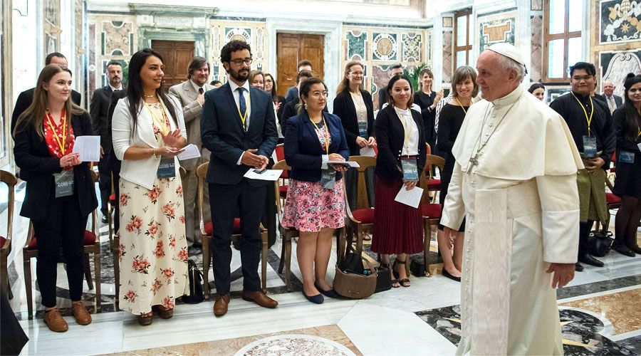 Papa Francisco invita a complementar la ciencia con la fe en estudio del Universo