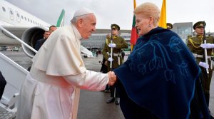 El Papa Francisco lleg贸 a Lituania en su viaje apost贸lico por los pa铆ses b谩lticos