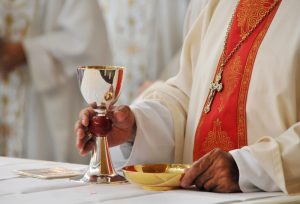 OREMOS POR NUESTROS SACERDOTES