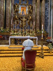 El Papa llega a Roma y deja regalo de Panamá a la Virgen