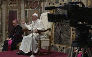 Papa Francisco: El Vaticano debe comunicar como testigo de Cristo