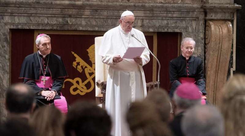 El Papa Francisco pide reflexionar en el rol de la mujer en la Iglesia