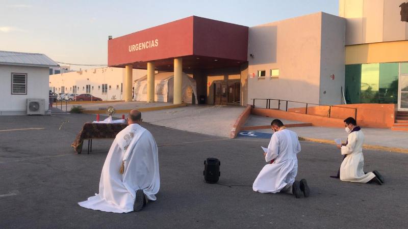 VIDEO: SACERDOTES Y FELIGRESES ORAN POR LA SALUD DE LOS ENFERMOS