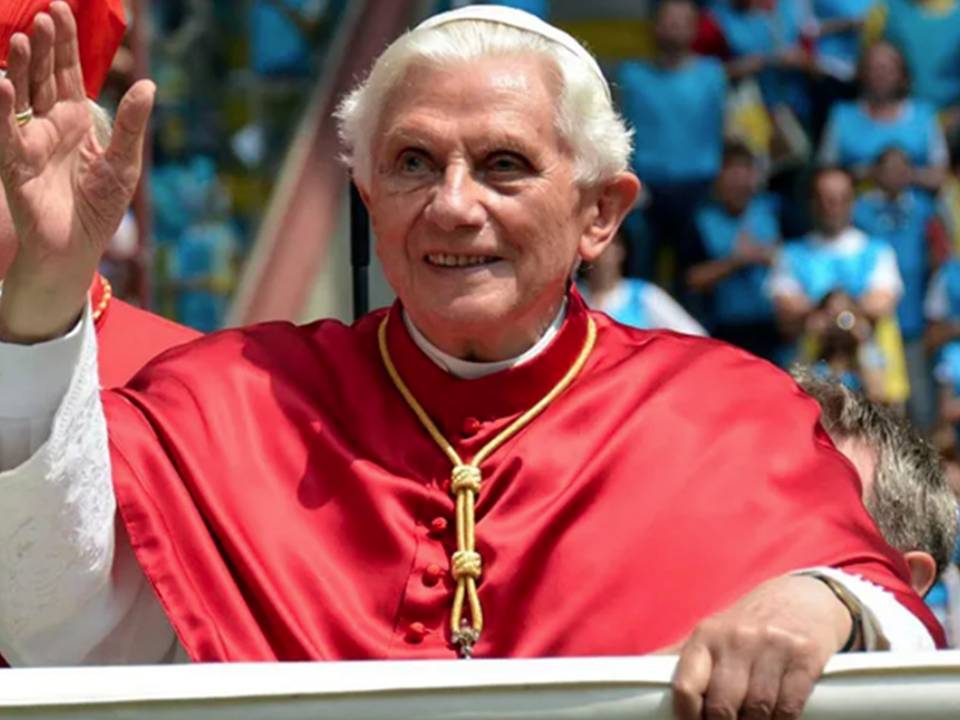 Hoy, Benedicto XVI cumple 44 años como Obispo