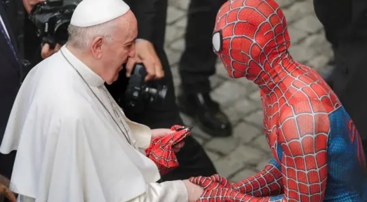 ¿Spiderman con el Papa? Esta es la historia del encuentro viral