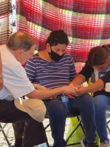 OBISPO DE LA DIÓCESIS DE PIEDRAS NEGRAS VISITA A FAMILIARES DE MINEROS EN MÚZQUIZ