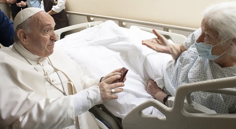 Papa Francisco sale del hospital