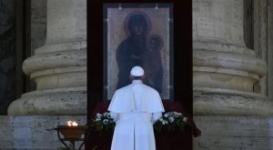 Papa invita a pedir la protección maternal de la Virgen María