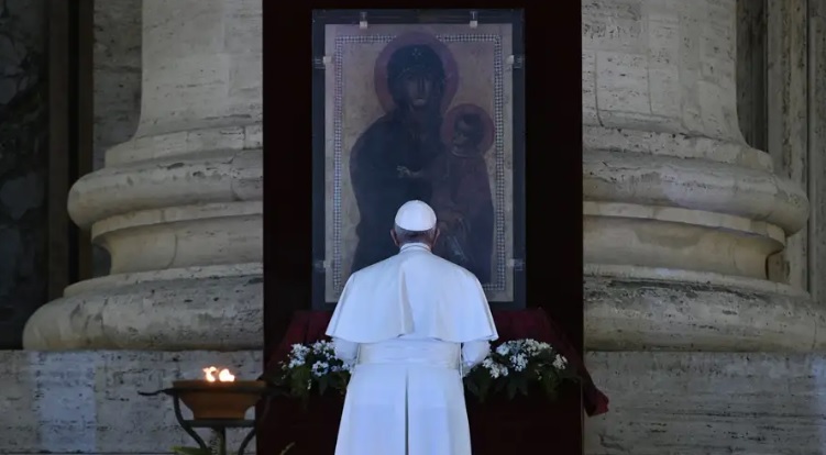 Papa invita a pedir la protección maternal de la Virgen María