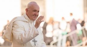 Papa Francisco alienta a seguir ejemplo de la Virgen María con gestos de amor y servicio