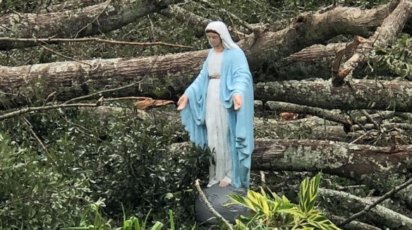 Imagen de la Virgen María queda intacta luego del paso del huracán Ida