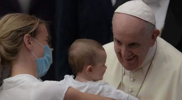 Papa Francisco pide a católicos ser valientes defensores del don de la vida