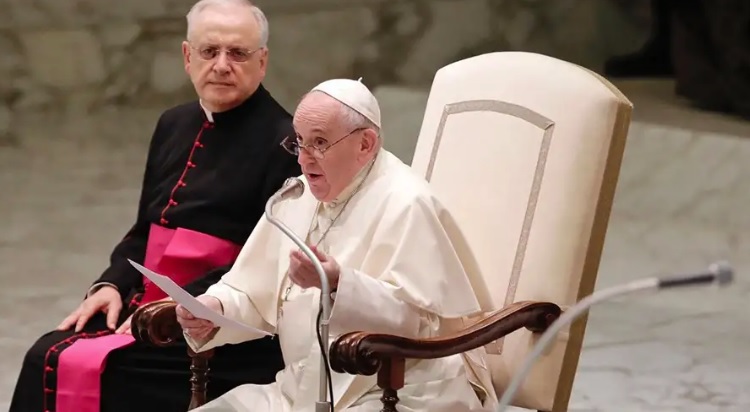 Papa lamenta que aún hoy “hay esclavitud de la mujer”