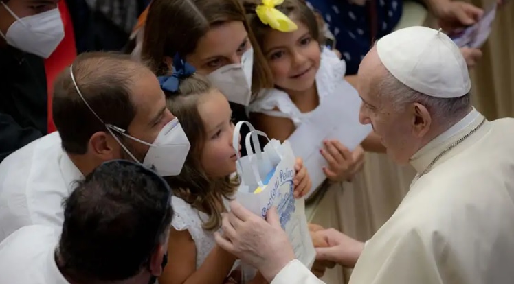 Papa Francisco: “La familia está viva cuando está unida en la oración”