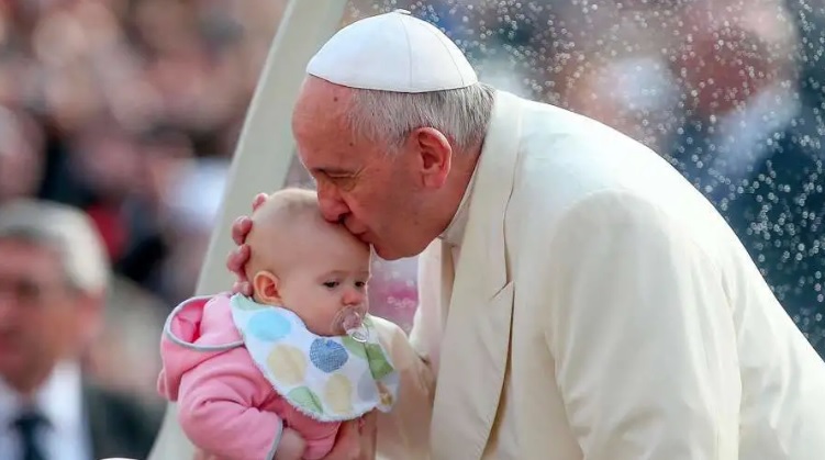 Papa: Una sociedad es más humana cuando más cuida a sus miembros frágiles