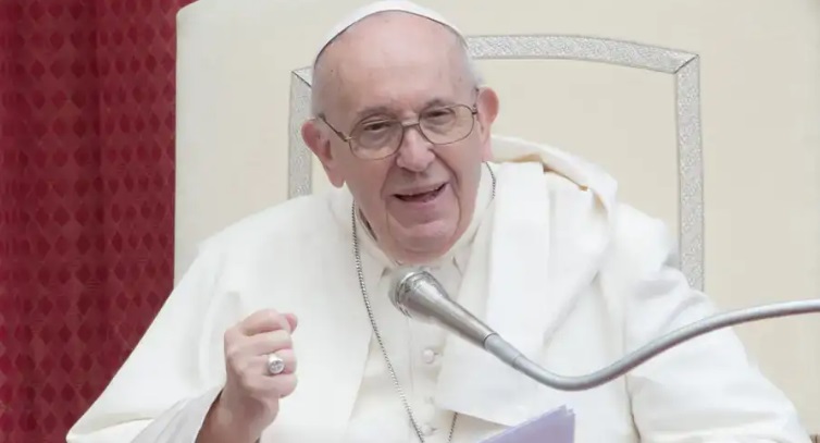 Herir a una mujer es ultrajar a Dios, dice el Papa