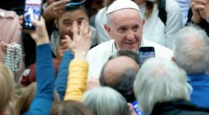 Papa ofrece una clave para superar las crisis de los matrimonios en dificultades