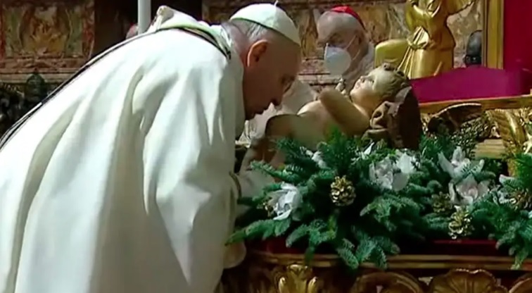 El Papa en Nochebuena: Jesús nació débil y frágil como todos los niños del mundo