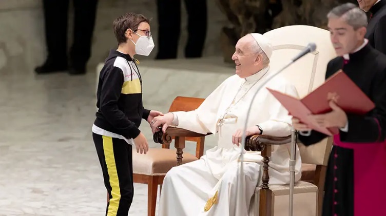 Mamá asegura que su hijo recibió un “milagro” tras encuentro con el Papa