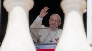 El Papa en el Regina Coeli: “La alegría de Cristo se fortalece al darla”