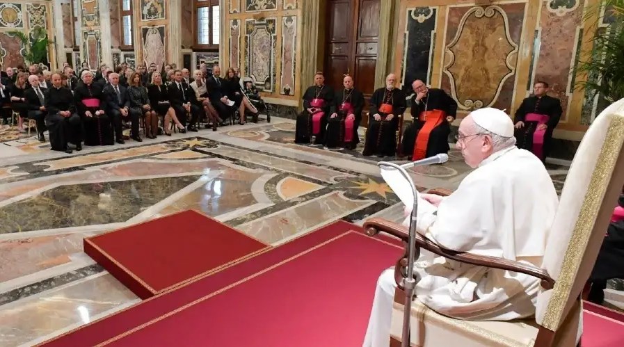 Papa Francisco recibe a fundación que ayuda a los que sufren “los efectos devastadores de la guerra”