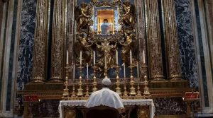 El Papa agradece su viaje a Malta ante la Virgen de Santa María la Mayor