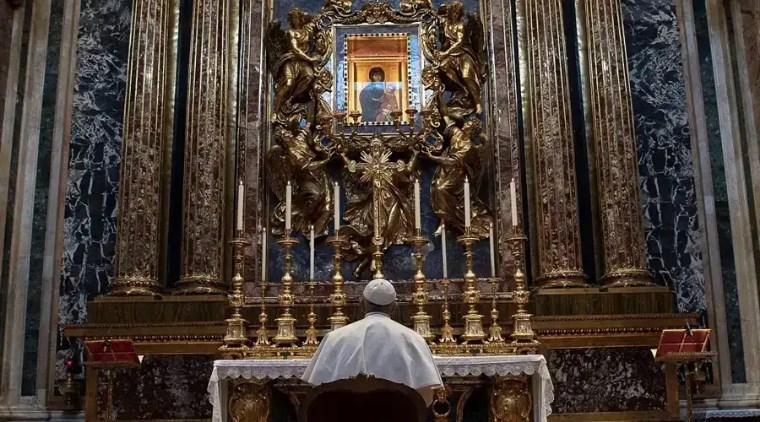 El Papa agradece su viaje a Malta ante la Virgen de Santa María la Mayor