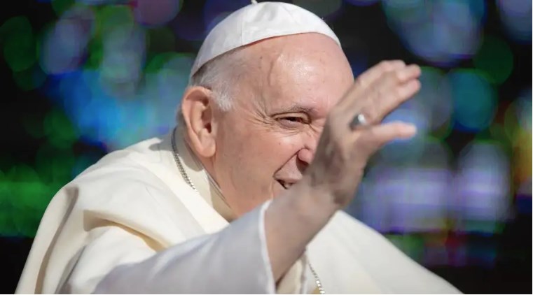 El Papa anima a “ensuciarse las manos” y salir a las periferias para ayudar al necesitado