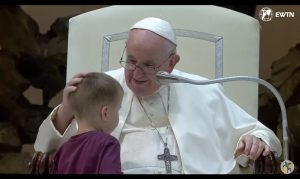 El tierno encuentro entre el Papa Francisco y este “valiente” niño