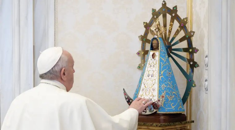 Papa Francisco pide dirigir la mirada a la Virgen para que nos conduzca a la salvación