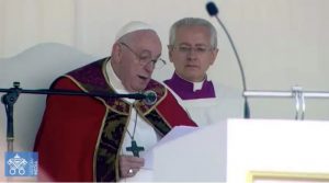 El Papa Francisco invita a mirar la Cruz de Cristo para encontrar el camino de salvación