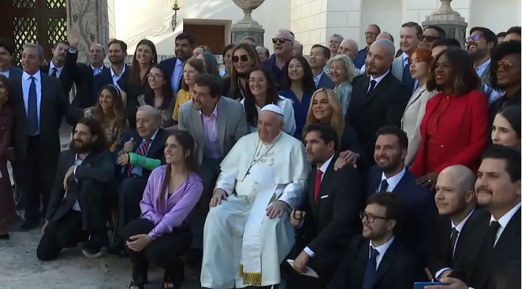 Papa Francisco recibe a artistas como J. Balvin, Andrea Bocelli y Eduardo Verástegui