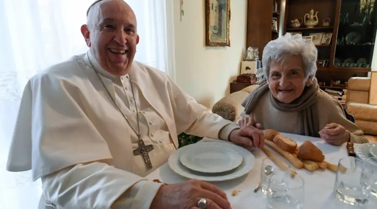 El Papa Francisco se reúne con su familia italiana después de 3 años