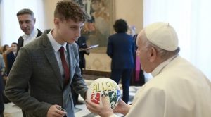 El Papa Francisco pide a j贸venes no permanecer 鈥減erezosos en el sof谩鈥� y ser misioneros