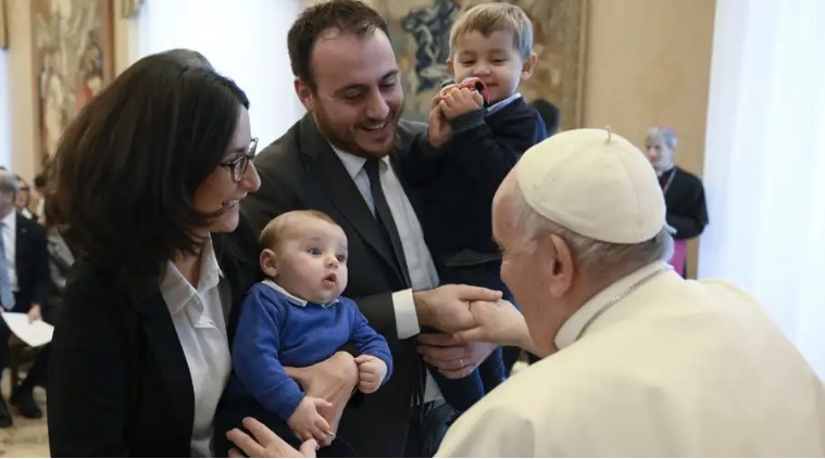 La Sagrada Familia irradia luz de misericordia y de salvaci贸n, dice el Papa Francisco