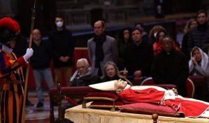 Miles acuden al Vaticano para rezar ante el cuerpo de Benedicto XVI