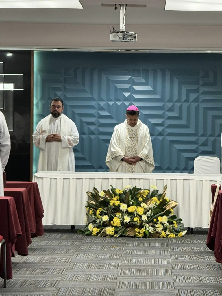 Iniciando el Encuentro Nacional de Pastoral Familiar con sacerdotes nos encomendamos a su oración