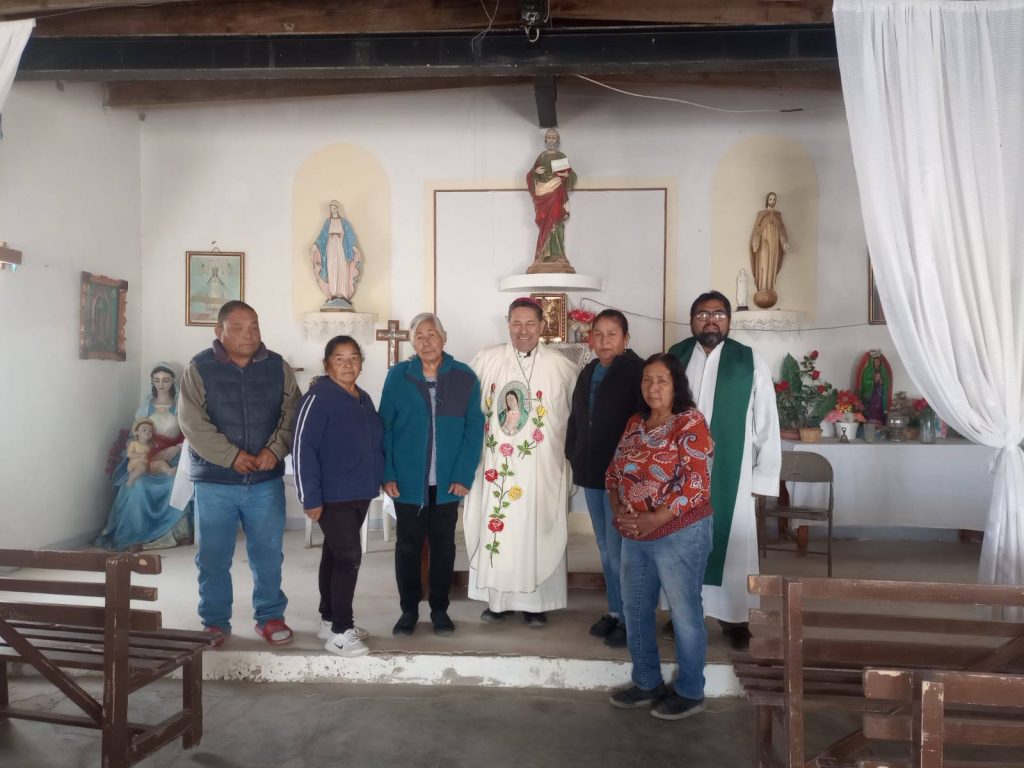 Mons. Alfonso Miranda, visita a comunidades en Múzquiz, Coahuila.