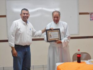 RECIBE PLACA CONMEMORATIVA POR 40 AÑOS DE SACERDOCIO