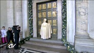 El Papa Francisco abre la Puerta Santa y da inicio al Jubileo de la Misericordia