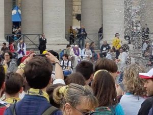 Papa Francisco sorprende y confiesa a 16 adolescentes en Plaza San Pedro